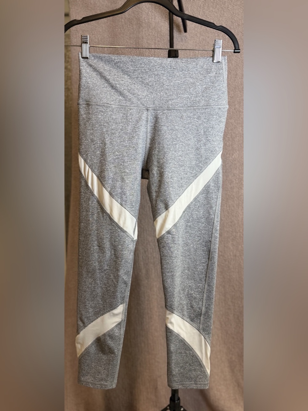 Aerie Chill Play Move Women’s M Gray White Colorblock High Rise Capri Leggings